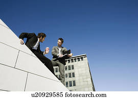 homens, fazendo negócio, ligado, telhado