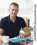 relaxar homem, casa, com, bebida quente