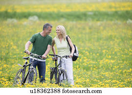 coppia, biciclette passeggiare