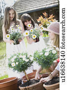 femme, jardinage, à, deux enfants