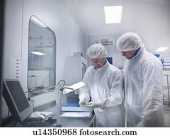 cientistas, com, produto, em, quarto desinfetado