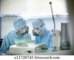 cientistas, trabalhando, em, quarto desinfetado