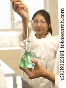 cientista, somando, solução, para, beaker