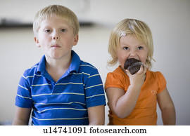 enfants mangeant, ensemble