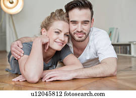 pareja que se abraza, en, piso