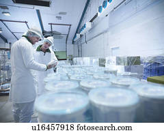 trabalhadores, com, yogurt, em, leiteria, loja fria