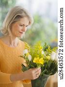 retrato, de, mulher sênior, organizando, buquet, em, dia mãe