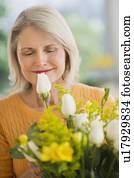 retrato, de, mulher sênior, com, buquet, celebrando, dia mãe