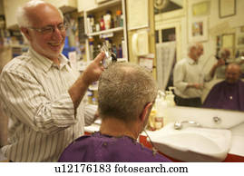 Coiffeur Decoupage Personne Agee Homme Cheveux Dans Salon