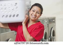 retrato, de, um, feliz, empregado feminino, cesta roupa suja levando