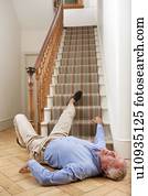 homem sênior, ferido, em, um, fall.