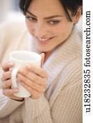 mulher, bebendo, um, quentes, drink.