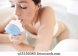 água, birth., mulher grávida, levando, gás, e, ar, em, um, birthing, pool.