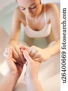 água, birth., parteira, segurando, a, mãos, de, um, mulher grávida, quem, é, em, um, birthing, pool.