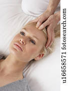 mulher, tendo, massagem shiatsu, para, cabeça