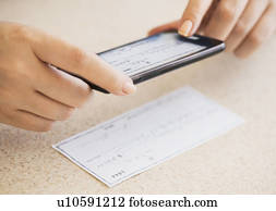 cima, de, mão mulher, fazendo, negócio online bancário, com, telefone móvel