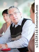 geschäftsmann, sprechen, in, versammlung