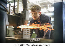 aprendiz, aprendizagem, maquinaria, em, fábrica