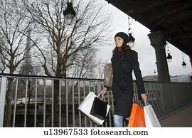 אישה, להביא, שקיות של קניות, בחוץ