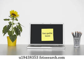 girassol, planta, escrivaninha, e, notepaper grudento, ligado, laptop, tela, com, 