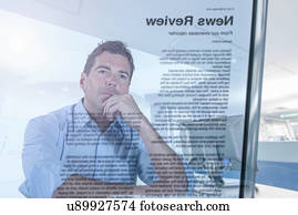 jornalista, e, blogger, leitura, notícia, vista, através, tela