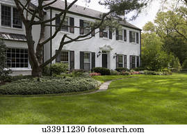 Exterior:, weißer ziegelstein, traditionelle, kolonial, eigenheim, mit