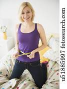 junge frau, mit, messendes klebeband