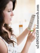 mulher, verificar, rótulo nutrição, ligado, caixa