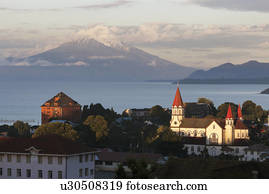 cidade, skyline, com, vulcão, em, fundo