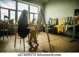 若い 女性 芸術家 絵 中に スタジオ ストックイメージ U Fotosearch