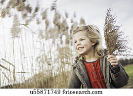 menina jovem, colecionar, pântano, gramas