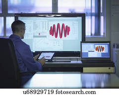 trabalhador, usando, software, para, calibrar, molas, em, escritório