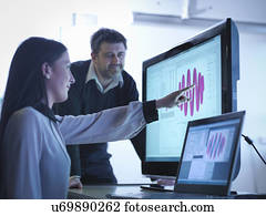 trabalhadores, usando, software, para, calibrar, molas, em, escritório