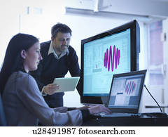 trabalhadores, usando, software, para, calibrar, molas, em, escritório