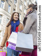 צעיר, נקבה, ידידים, להביא, שקיות של קניות, בחוץ