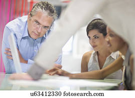 jovem, executiva, apresentando, estratégia, em, reunião