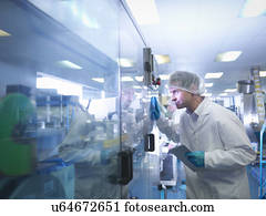 trabalhador, inspeccionando, tabuletas, como, são, ponha, em, embalagem, em, fábrica farmacêutica