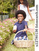 duas crianças, ligado, páscoa ovo caça, em, jardim