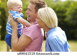 ouders, het koesteren, jonge, zoon, in, tuinbeelden