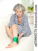 mulher, com, um, compressa fria, ligado, tornozelo