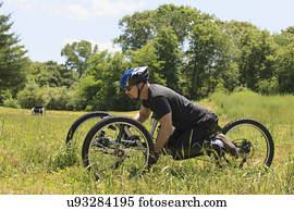 homem, com, espinha dorsal, ferimento, montando