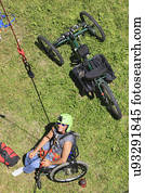 homem, com, espinha dorsal, ferimento, escalar rocha