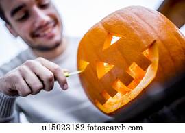 homem, com, dia das bruxas, abóbora