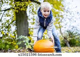 menino, com, dia das bruxas, abóbora