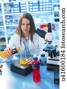 mulher jovem, em, alimento, controle qualidade, laboratório