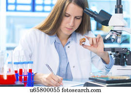 mulher jovem, em, alimento, controle qualidade, laboratório