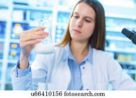 mulher jovem, em, alimento, controle qualidade, laboratório