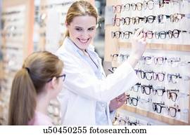 menina jovem, vidros escolhendo, com, optometrist