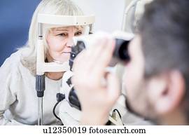 optometrist, examinando, mulher, olhos