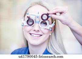 optometrist, examinando, mulher, visão